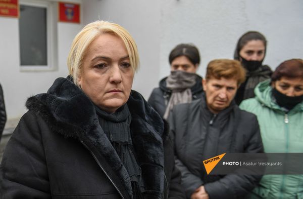 «Թող մեր երեխեքին հետ բերեն». անհետ կորած զինվորների ծնողներն Էջմիածնի զորամասի մոտ են - Sputnik Արմենիա