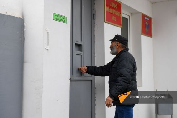 «Թող մեր երեխեքին հետ բերեն». անհետ կորած զինվորների ծնողներն Էջմիածնի զորամասի մոտ են - Sputnik Արմենիա