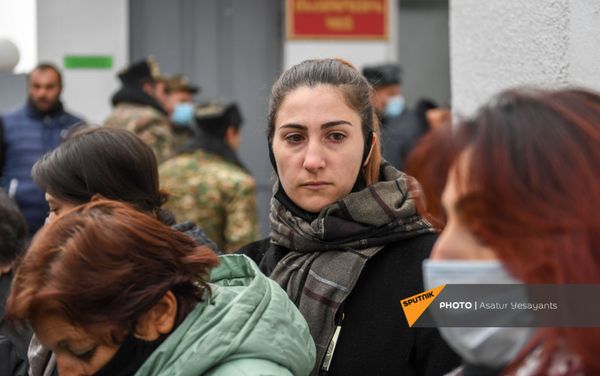 Сирануш Алексанян на акции протеста родственников пропавших без вести военнослужащих перед воинской частью (8 декабря 2020). Эчмиадзин Сирануш Алексанян на акции протеста родственников пропавших без вести военнослужащих перед воинской частью (8 декабря 2020). Эчмиадзин - Sputnik Армения