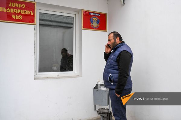 «Թող մեր երեխեքին հետ բերեն». անհետ կորած զինվորների ծնողներն Էջմիածնի զորամասի մոտ են - Sputnik Արմենիա