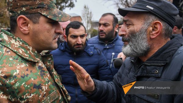 Акция протеста родственников пропавших без вести военнослужащих перед воинской частью (8 декабря 2020). Эчмиадзин Акция протеста родственников пропавших без вести военнослужащих перед воинской частью (8 декабря 2020). Эчмиадзин - Sputnik Армения