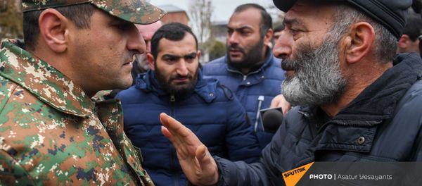 Акция протеста родственников пропавших без вести военнослужащих перед воинской частью (8 декабря 2020). Эчмиадзин - Sputnik Армения