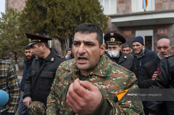 «Թող մեր երեխեքին հետ բերեն». անհետ կորած զինվորների ծնողներն Էջմիածնի զորամասի մոտ են - Sputnik Արմենիա