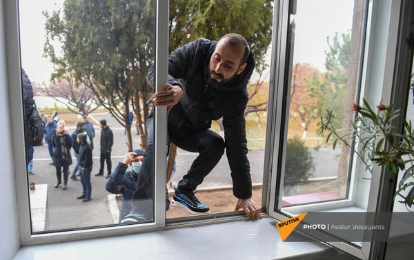 Акция протеста родственников пропавших без вести военнослужащих перед воинской частью (8 декабря 2020). Эчмиадзин Акция протеста родственников пропавших без вести военнослужащих перед воинской частью (8 декабря 2020). Эчмиадзин - Sputnik Армения
