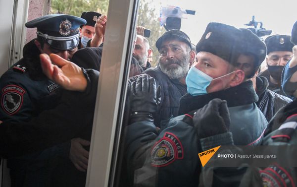Акция протеста родственников пропавших без вести военнослужащих перед воинской частью (8 декабря 2020). Эчмиадзин Акция протеста родственников пропавших без вести военнослужащих перед воинской частью (8 декабря 2020). Эчмиадзин - Sputnik Армения