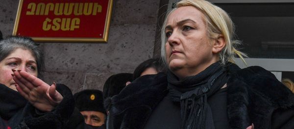 Акция протеста родственников пропавших без вести военнослужащих перед воинской частью (8 декабря 2020). Эчмиадзин - Sputnik Արմենիա