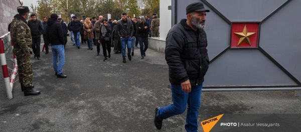 Акция протеста родственников пропавших без вести военнослужащих перед воинской частью (8 декабря 2020). Эчмиадзин - Sputnik Армения