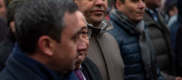 Единый оппозиционный кандидат в премьер-министры Вазген Манукян и представители оппозиционных партий во время шествия с требованием отставки премьер-министра (5 декабря 2020). Еревaн - Sputnik Արմենիա
