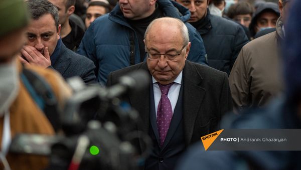 Единый оппозиционный кандидат в премьер-министры Вазген Манукян и представители оппозиционных партий во время шествия с требованием отставки премьер-министра (5 декабря 2020). Еревaн - Sputnik Армения