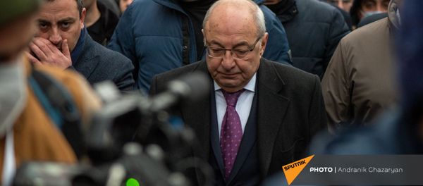 Единый оппозиционный кандидат в премьер-министры Вазген Манукян и представители оппозиционных партий во время шествия с требованием отставки премьер-министра (5 декабря 2020). Еревaн - Sputnik Արմենիա