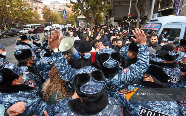 Полиция задерживает активистов, перекрывших движение центральных улиц столицы (8 декабря 2020). Еревaн - Sputnik Армения