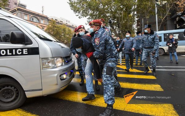 Полиция задерживает активистов, перекрывших движение центральных улиц столицы (8 декабря 2020). Еревaн - Sputnik Армения
