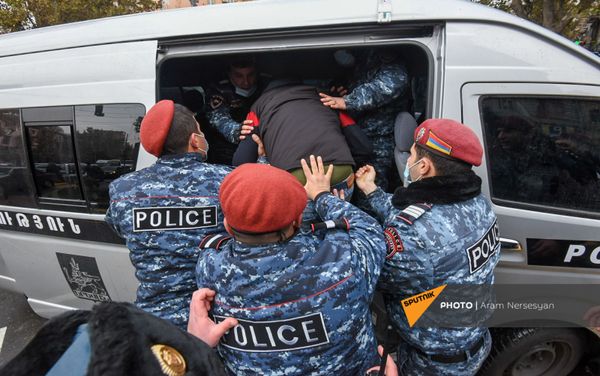 Полиция задерживает активистов, перекрывших движение центральных улиц столицы (8 декабря 2020). Еревaн - Sputnik Армения