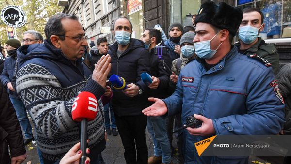 Полиция задерживает активистов, перекрывших движение центральных улиц столицы (8 декабря 2020). Еревaн - Sputnik Армения