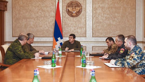 Президент Карабаха Араик Арутюнян провел рабочее совещание с участием руководителей силовых структур и секретарем Совета безопасности (8 декабря 2020). Степанакерт Президент Карабаха Араик Арутюнян провел рабочее совещание с участием руководителей силовых структур и секретарем Совета безопасности (8 декабря 2020). Степанакерт - Sputnik Արմենիա
