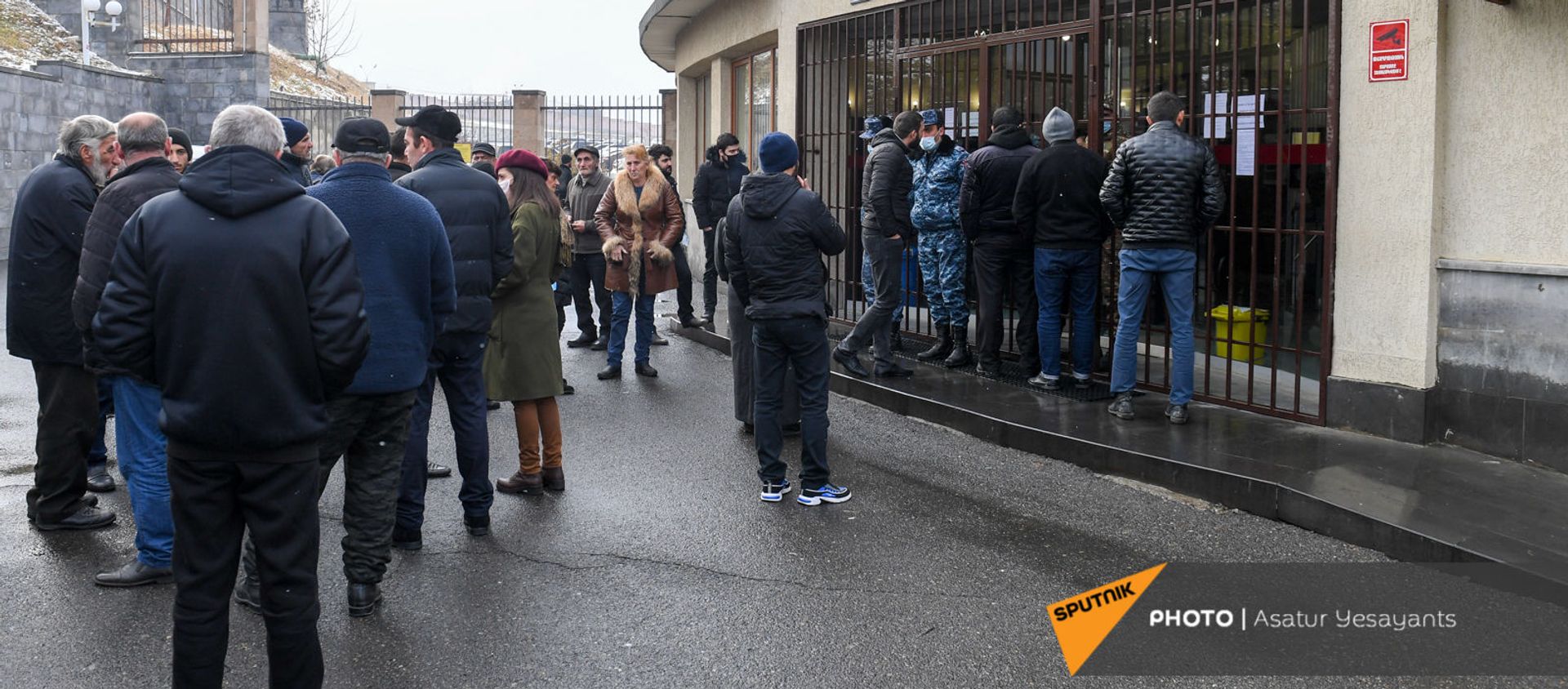 Акция протеста родственников пропавших без вести военнослужащих перед министерством обороны (8 декабря 2020). Еревaн Акция протеста родственников пропавших без вести военнослужащих перед министерством обороны (8 декабря 2020). Еревaн - Sputnik Армения, 1920, 08.04.2021