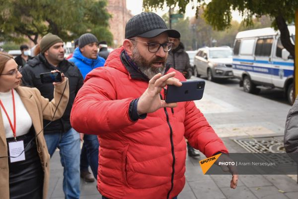 У активистов сегодня был особый посыл для армянской полиции: протестная хроника дня У активистов сегодня был особый посыл для армянской полиции: протестная хроника дня - Sputnik Армения