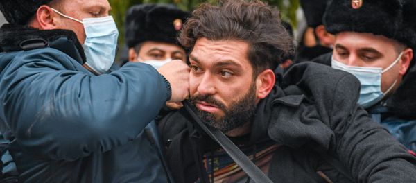 Полиция задерживает активистов, перекрывших движение центральных улиц столицы (8 декабря 2020). Еревaн - Sputnik Արմենիա