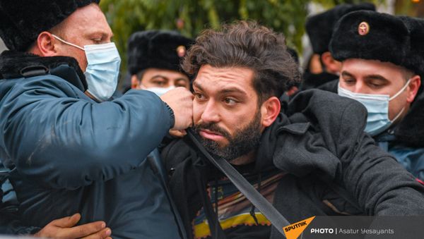 Полиция задерживает активистов, перекрывших движение центральных улиц столицы (8 декабря 2020). Еревaн - Sputnik Արմենիա