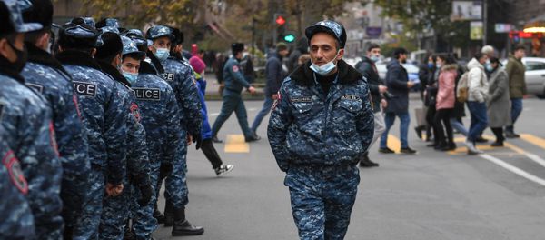 Полиция задерживает активистов, перекрывших движение центральных улиц столицы (8 декабря 2020). Еревaн - Sputnik Արմենիա