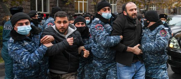 Полиция задерживает активистов, перекрывших движение центральных улиц столицы (8 декабря 2020). Еревaн - Sputnik Армения