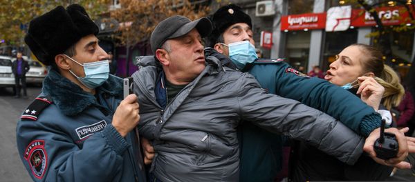 Полиция задерживает активистов, перекрывших движение центральных улиц столицы (8 декабря 2020). Еревaн - Sputnik Արմենիա