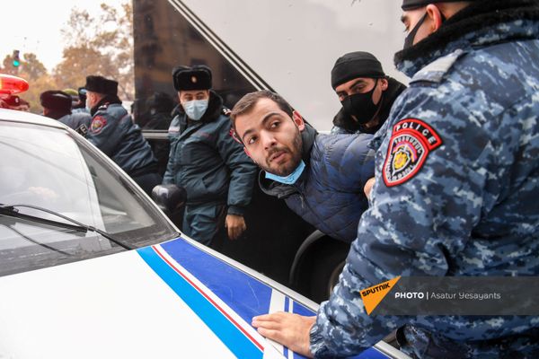 Ոստիկանները բերման են ենթարկում բողոքի ակցիայի մասնակիցներին - Sputnik Արմենիա
