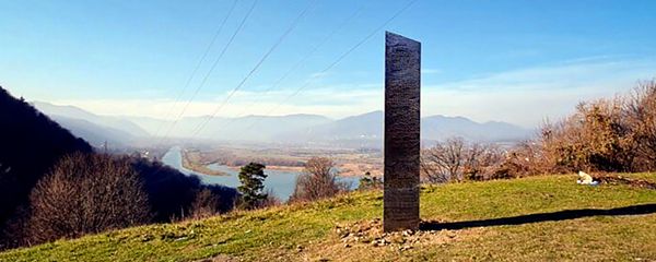 Металлическая конструкция торчит из земли на холме Батка-Доамней, недалеко от Пятра-Нямта (27 ноября 2020). Румыния Металлическая конструкция торчит из земли на холме Батка-Доамней, недалеко от Пятра-Нямта (27 ноября 2020). Румыния - Sputnik Արմենիա