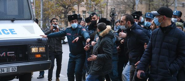 Полиция задерживает активистов, перекрывших движение центральных улиц столицы (8 декабря 2020). Еревaн - Sputnik Армения