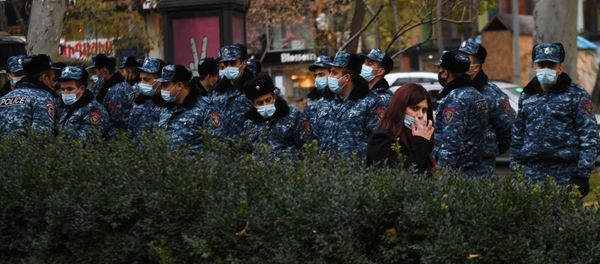 Полиция задерживает активистов, перекрывших движение центральных улиц столицы (8 декабря 2020). Еревaн Полиция задерживает активистов, перекрывших движение центральных улиц столицы (8 декабря 2020). Еревaн - Sputnik Армения
