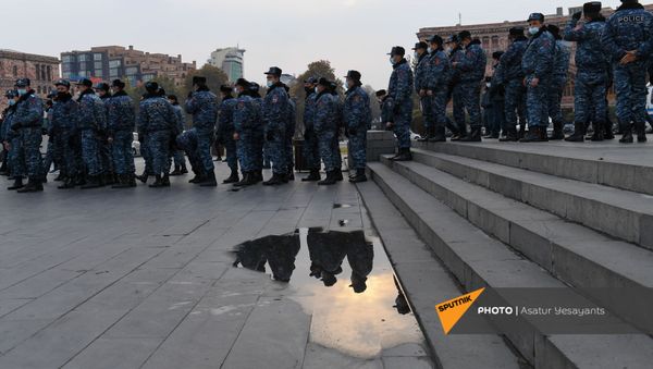 Полиция задерживает активистов, перекрывших движение центральных улиц столицы (8 декабря 2020). Еревaн - Sputnik Армения