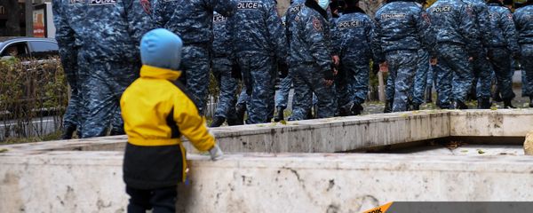 Полиция задерживает активистов, перекрывших движение центральных улиц столицы (8 декабря 2020). Еревaн - Sputnik Արմենիա