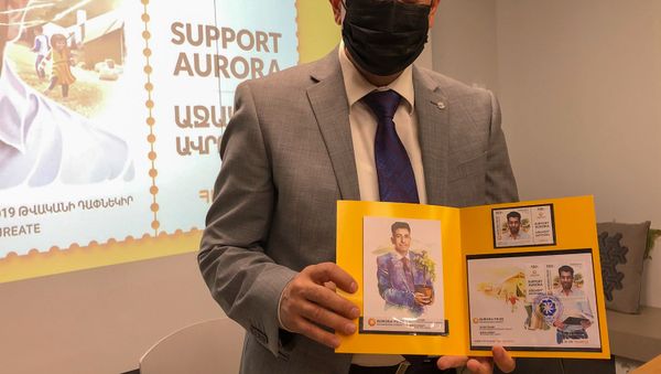 Церемония гашения новой международной почтовой марки по теме «Лауреаты инициативы «Аврора». Мирза Диннайи» (8 декабря 2020). Еревaн - Sputnik Армения