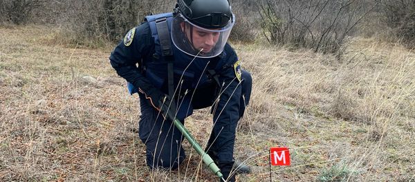Пиротехники МЧС России проводят разминирование территорий Карабаха (9 декабря 2020). Село Ачапняк Пиротехники МЧС России проводят разминирование территорий Карабаха (9 декабря 2020). Село Ачапняк - Sputnik Армения