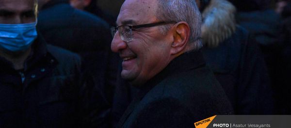 Единый оппозиционный кандидат в премьер-министры Вазген Манукян после митинга возле здания Национального собрания (9 декабря 2020). Еревaн Единый оппозиционный кандидат в премьер-министры Вазген Манукян после митинга возле здания Национального собрания (9 декабря 2020). Еревaн - Sputnik Արմենիա