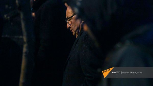 Единый оппозиционный кандидат в премьер-министры Вазген Манукян после митинга возле здания Национального собрания (9 декабря 2020). Еревaн Единый оппозиционный кандидат в премьер-министры Вазген Манукян после митинга возле здания Национального собрания (9 декабря 2020). Еревaн - Sputnik Армения