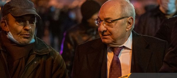 Единый оппозиционный кандидат в премьер-министры Вазген Манукян беседует с гражданами по окончанию шествия с требованием отставки премьер-министра (5 декабря 2020). Еревaн - Sputnik Արմենիա