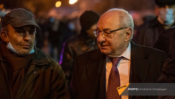 Единый оппозиционный кандидат в премьер-министры Вазген Манукян беседует с гражданами по окончанию шествия с требованием отставки премьер-министра (5 декабря 2020). Еревaн - Sputnik Армения