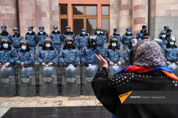 Стоят в сторонке, но не молчат. Кто участвует в митингах оппозиции в Ереване? Репортаж - Sputnik Армения
