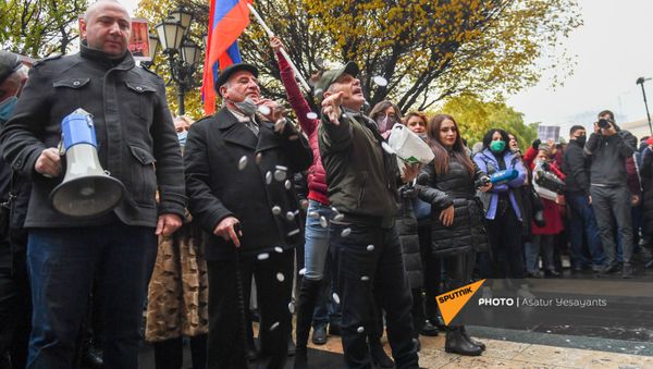 Активисты выбросили монеты перед Домом правительства во время акции с требованием отставки правительства Армении во главе с премьер-министром (10 декабря 2020). Еревaн Активисты выбросили монеты перед Домом правительства во время акции с требованием отставки правительства Армении во главе с премьер-министром (10 декабря 2020). Еревaн - Sputnik Արմենիա