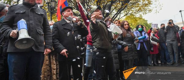 Активисты выбросили монеты перед Домом правительства во время акции с требованием отставки правительства Армении во главе с премьер-министром (10 декабря 2020). Еревaн - Sputnik Արմենիա