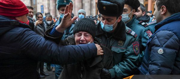 Полицейские выводят пожилую активистку с акции оппозиции перед Домом правительства во время акции оппозиции (10 декабря 2020). Еревaн Полицейские выводят пожилую активистку с акции оппозиции перед Домом правительства во время акции оппозиции (10 декабря 2020). Еревaн - Sputnik Արմենիա