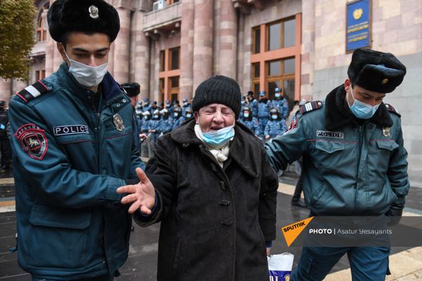 Стоят в сторонке, но не молчат. Кто участвует в митингах оппозиции в Ереване? Репортаж - Sputnik Армения