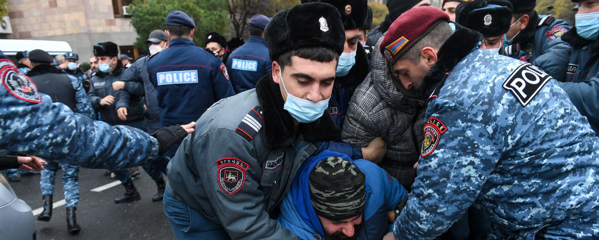 Полиция задерживает активистов,  - Sputnik Армения, 1920, 26.11.2021
