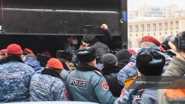 Полиция задерживает активистов, требующих отставки правительства Армении во главе с премьер-министром перед Домом правительства (10 декабря 2020). Еревaн - Sputnik Армения