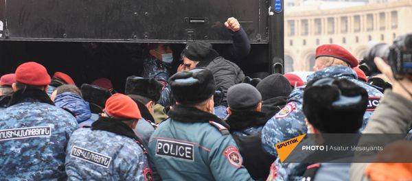 Полиция задерживает активистов, требующих отставки правительства Армении во главе с премьер-министром перед Домом правительства (10 декабря 2020). Еревaн - Sputnik Армения