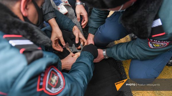 Полиция задерживает активистов, требующих отставки правительства Армении во главе с премьер-министром перед Домом правительства (10 декабря 2020). Еревaн - Sputnik Армения
