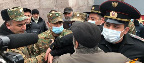 Родственники пропавших без вести солдат снова собрались у военной части в городе Эчмиадзин. - Sputnik Արմենիա