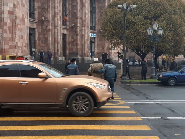 Стоят в сторонке, но не молчат. Кто участвует в митингах оппозиции в Ереване? Репортаж - Sputnik Армения
