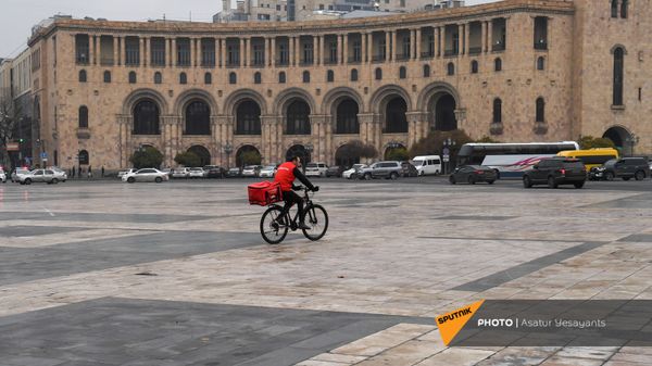 Доставщик еды на площади Республики во время акции протеста оппозиции (10 декабря 2020). Еревaн - Sputnik Армения